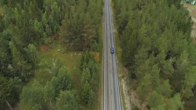 蓝色的<strong>车</strong>直路绿色森林挪威夏天一天空中视图无人机飞行向前相机倾斜揭示拍摄
